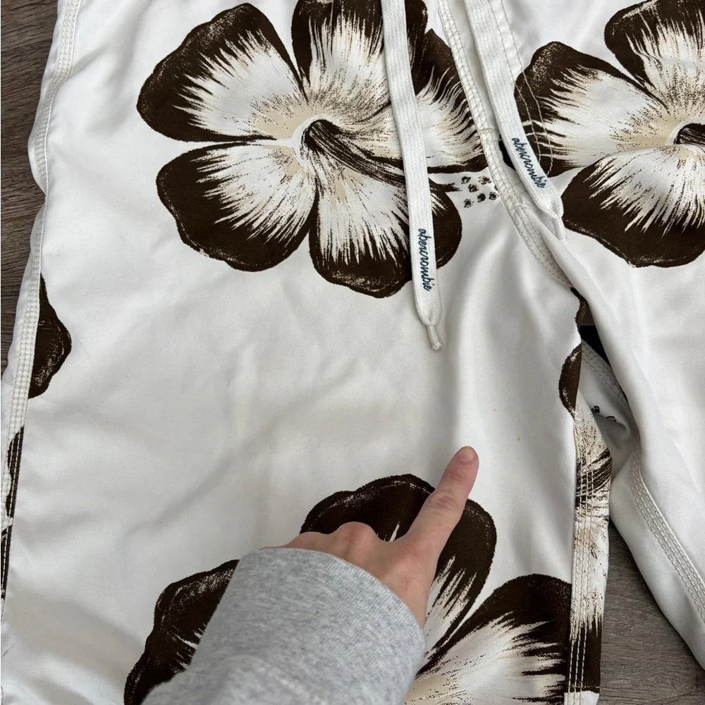 Abercrombie & Fitch Men's Floral Board Shorts - Brown and Cream XL - Picture 2 of 8